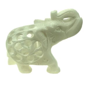 olifant in olifant albast - slurf omhoog - 7,5 cm