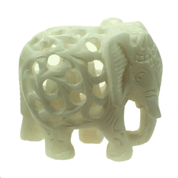 olifant in olifant albast - slurf naar beneden - 7,5 cm
