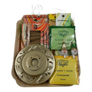 Kerstcadeau met wierookkegeltjes, houder, korte stokjes en geurkussentjes